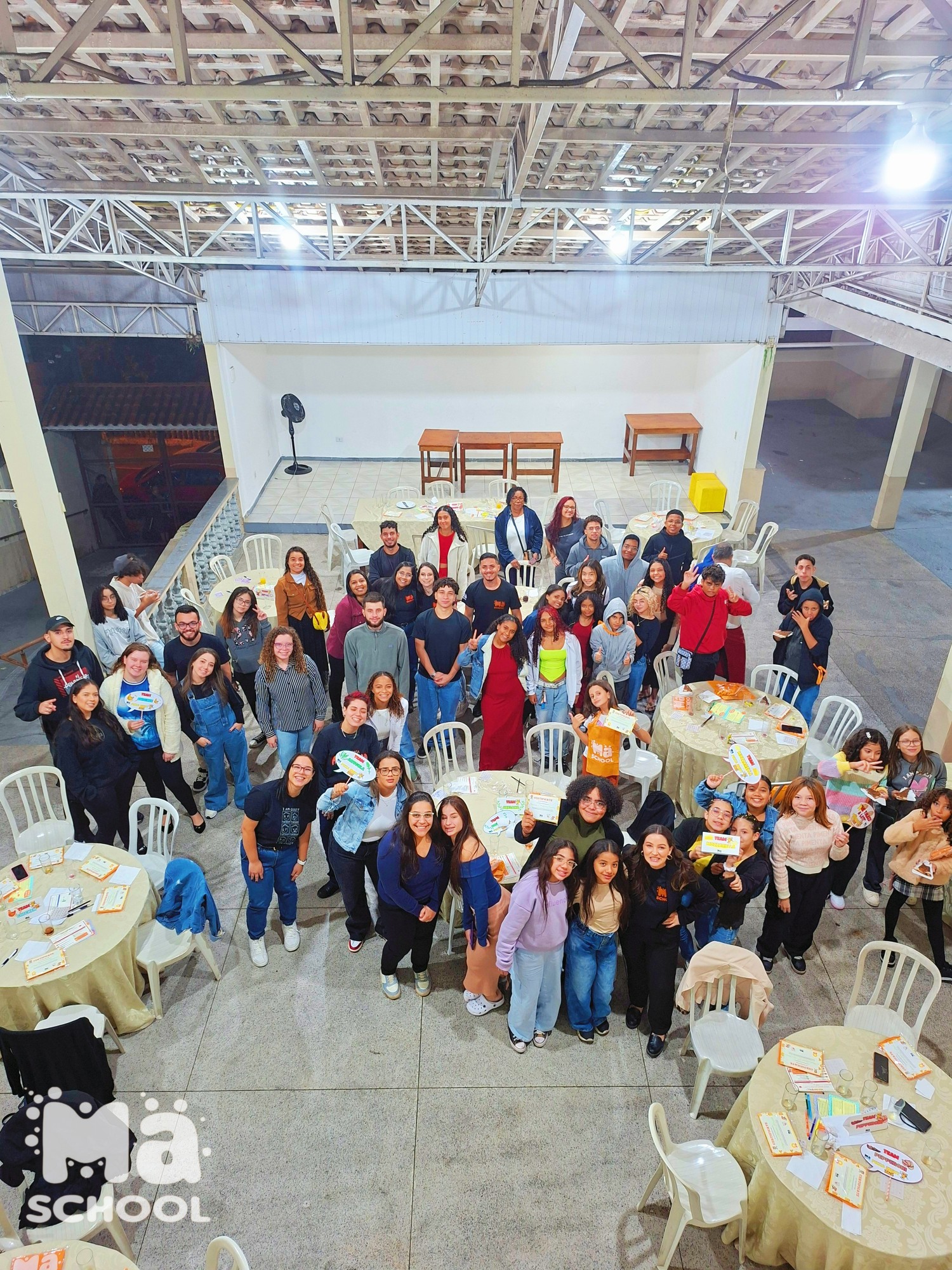 Jovens e Adultos se reúnem para o Pizza Night 2025 da Ma School.